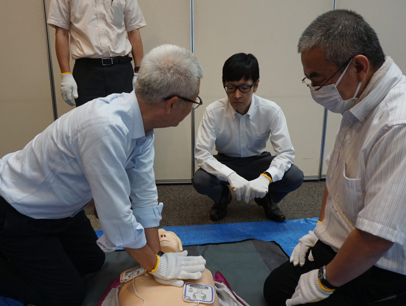 Cardiopulmonary resuscitation 身の回りにあるものを使った骨折手当