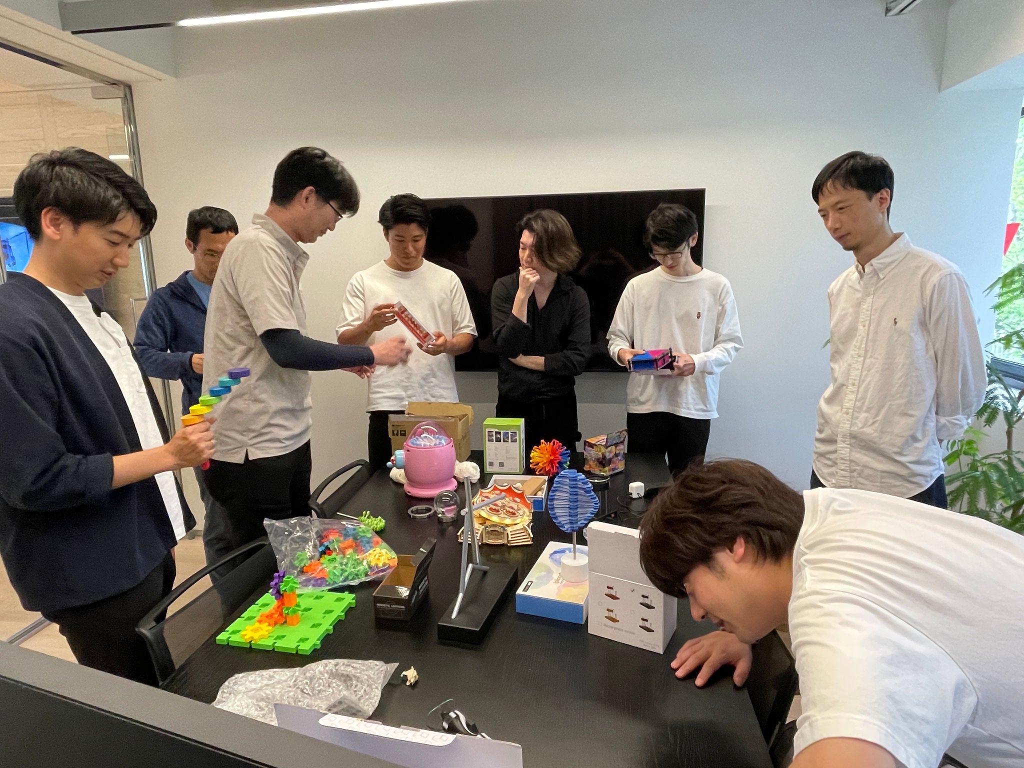 市販のおもちゃを見ながらあたらしい動きを検討